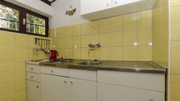 Eigene Küche | Kühlschrank, Mikrowelle, Herdplatte, Wasserkocher mit Kaffee-/Teezubehör