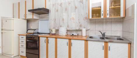 Cocina privada | Frigorífico, microondas, horno y placa de cocina