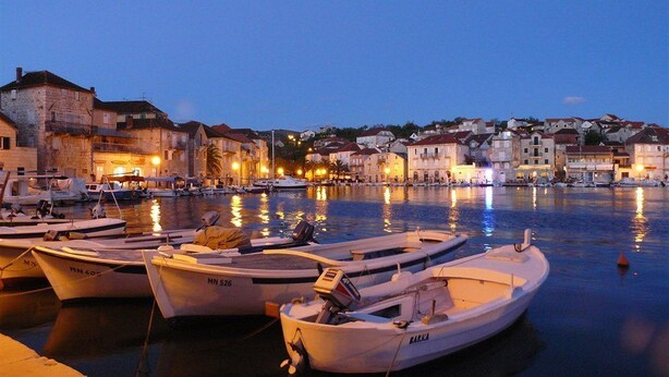 A marina at dusk with several boats docked. - Apartment Deni (Milna)