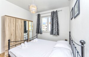 Iron/ironing board, free WiFi, bed sheets