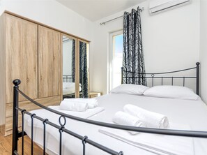 Iron/ironing board, free WiFi, bed sheets