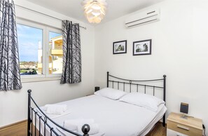 Tabla de planchar con plancha, wifi gratis y ropa de cama 