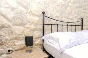 Iron/ironing board, free WiFi, bed sheets