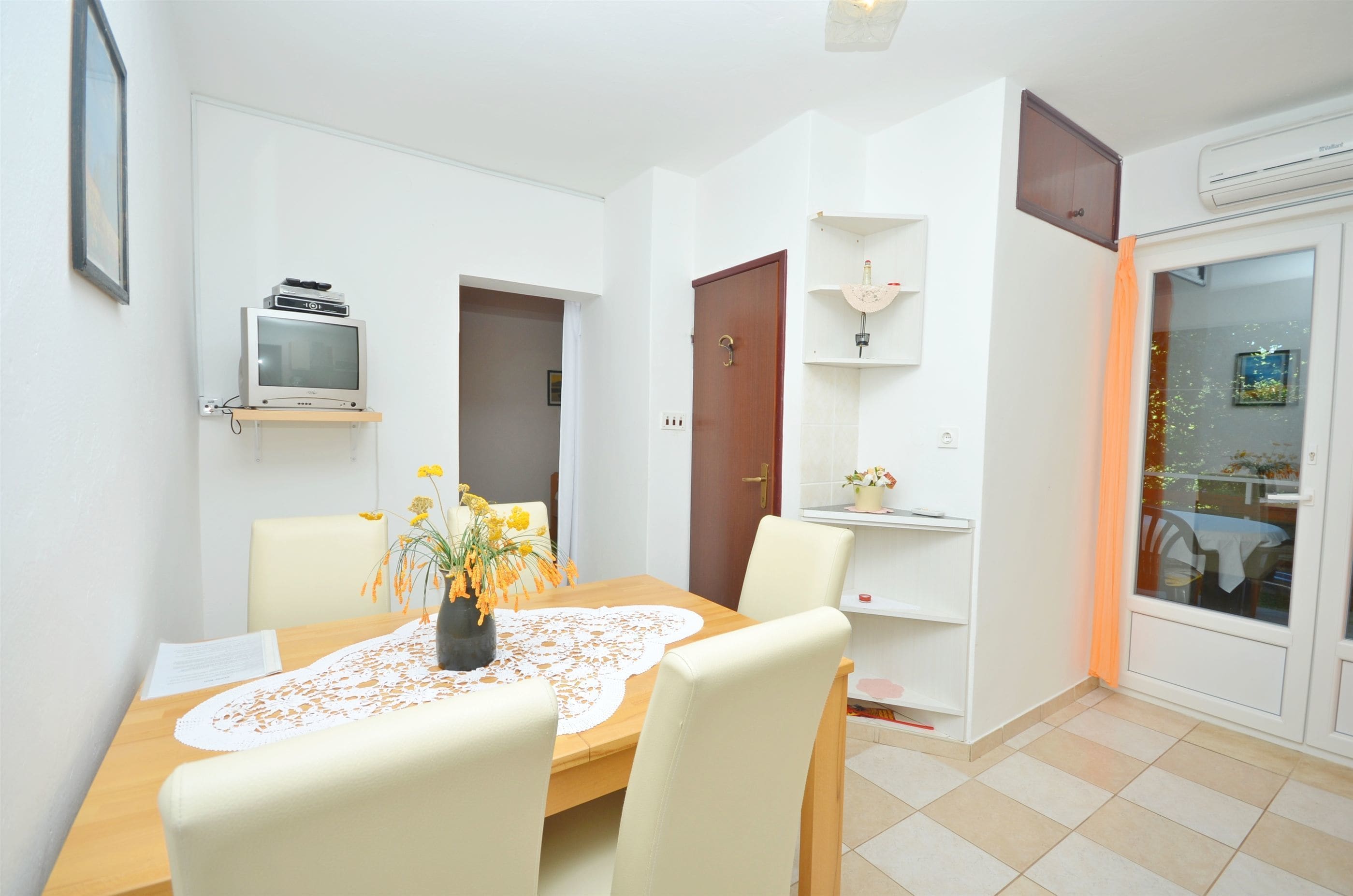 Private kitchen | Fridge, stovetop