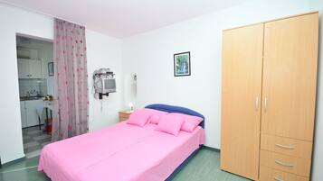 Free WiFi, bed sheets