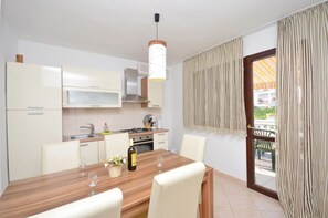 Eget kjøkken | Kjøleskap og kokeplater