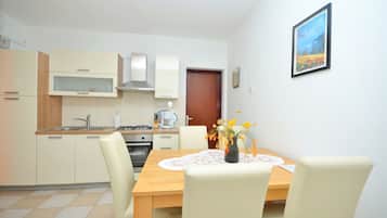 Private kitchen | Fridge, stovetop