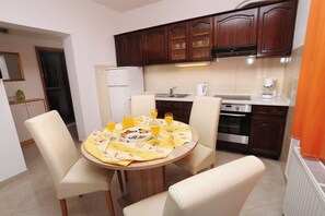 Appartement (A2) | Cuisine privée | Réfrigérateur, un four, surface de cuisson, lave-vaisselle