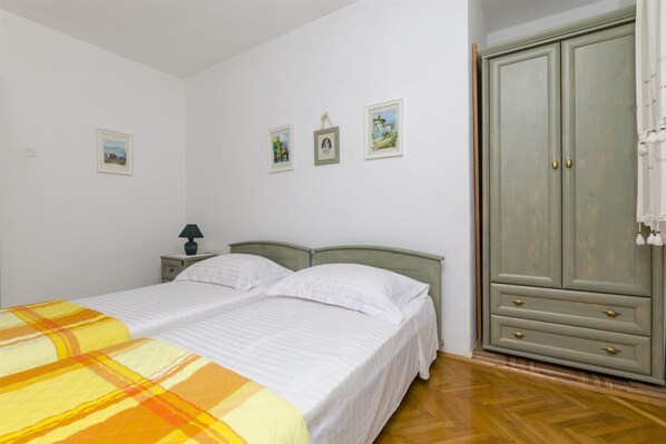 Iron/ironing board, bed sheets