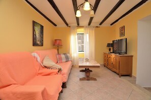 Căn hộ (A1) | Phòng khách | TV 