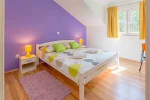 In-room safe, free WiFi, bed sheets