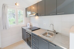 Eigene Küche | Kühlschrank, Ofen, Herdplatte, Espressomaschine