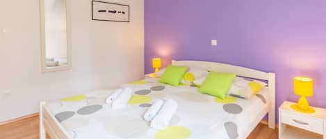 In-room safe, free WiFi, bed sheets