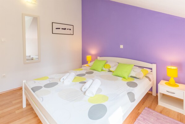 In-room safe, free WiFi, bed sheets