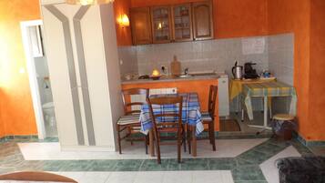 Eigene Küche | Kühlschrank, Mikrowelle, Herdplatte, Espressomaschine