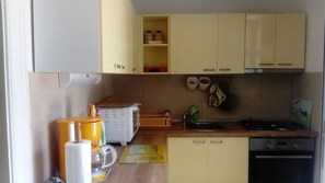 House | Private kitchen | Fridge, microwave, oven, stovetop - House Bjanka (Slivno)