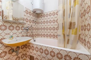Bathroom | Bathtub, towels, soap, toilet paper - Apartments Jerka (Sutivan)