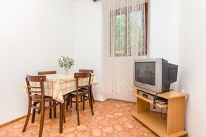 Private kitchen | Fridge, oven, stovetop, cookware/dishes/utensils - Apartments Jerka (Sutivan)