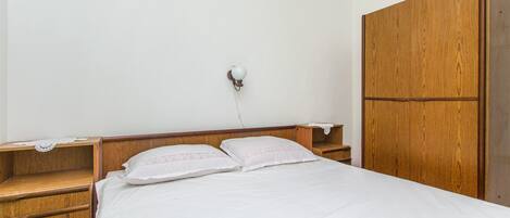 Iron/ironing board, free WiFi, bed sheets