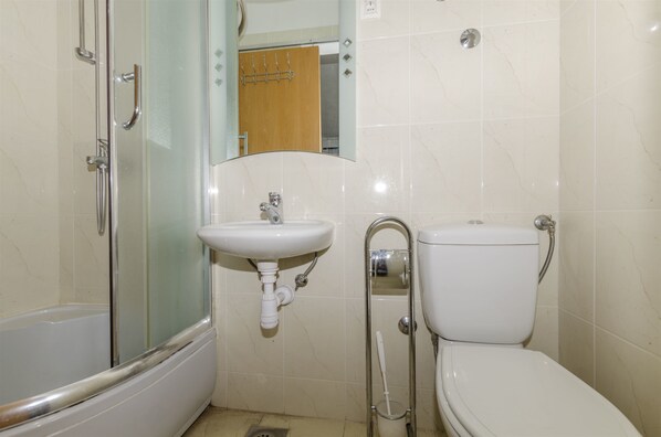 A bathroom with a bathtub, a sink, and a toilet. - Apartments Zanet (Sumpetar)