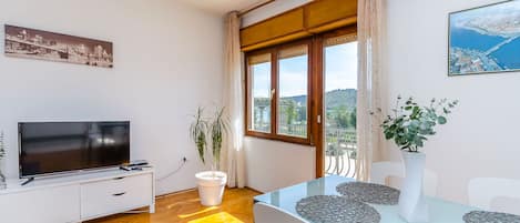 Apartment (A2) | Dining