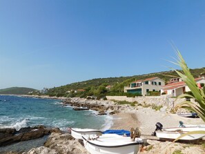Beach nearby - Apartments Mirjana (Vis)