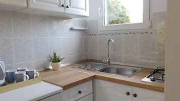 Privat køkken | Køleskab, kogeplade, elkedel, køkkentøj/tallerkener/redskaber