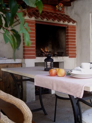 Fridge, stovetop, electric kettle, cookware/dishes/utensils - Apartments Mirjana (Vis)