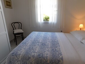 Iron/ironing board, travel crib, free WiFi