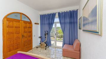 House | Iron/ironing board, free WiFi, bed sheets