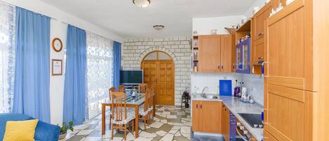 Talo | Yksityinen keittiö | Jääkaappi, mikroaaltouuni, uuni, liesi