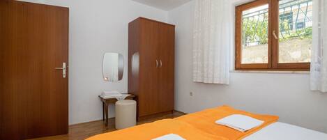 Fer et planche Ă repasser, accĂšs au Wi-Fi (inclus), literie fournie