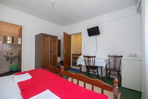 Iron/ironing board, free WiFi, bed sheets