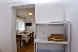 Apartment (A1) | Private kitchen | Fridge, oven, stovetop, electric kettle