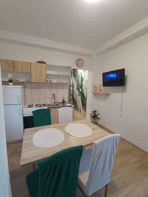 Departamento (A4) | Cocina privada | Refrigerador, horno, parrilla de estufa y cafetera de espresso 