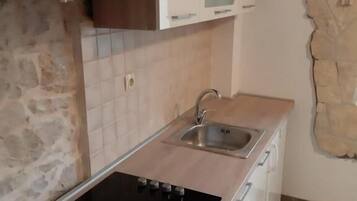 Appartamento (A2) | Cucina privata | Frigorifero, piano cottura, macchina per caffè espresso