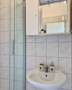 Apartment (A3) | Bathroom | Shower - Apartments and Rooms Nikola (Dugi Rat)