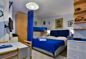 Studio (A2) | Iron/ironing board, free WiFi, bed sheets - Apartments Vladimir (Okrug)