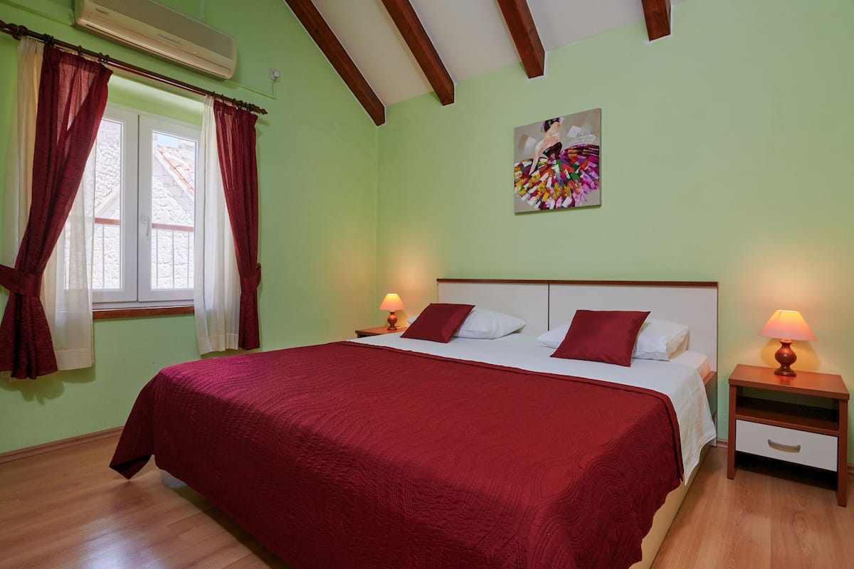 Room (S1)