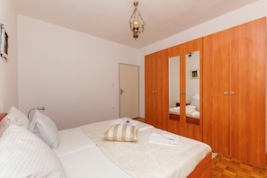 Apartment (A1) | Iron/ironing board, free WiFi, bed sheets