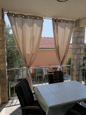 Apartment (A1) | Outdoor dining - Apartments Kazimir (Solta)