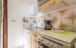 Casa | Cocina privada | Frigorífico, microondas, horno y placa de cocina