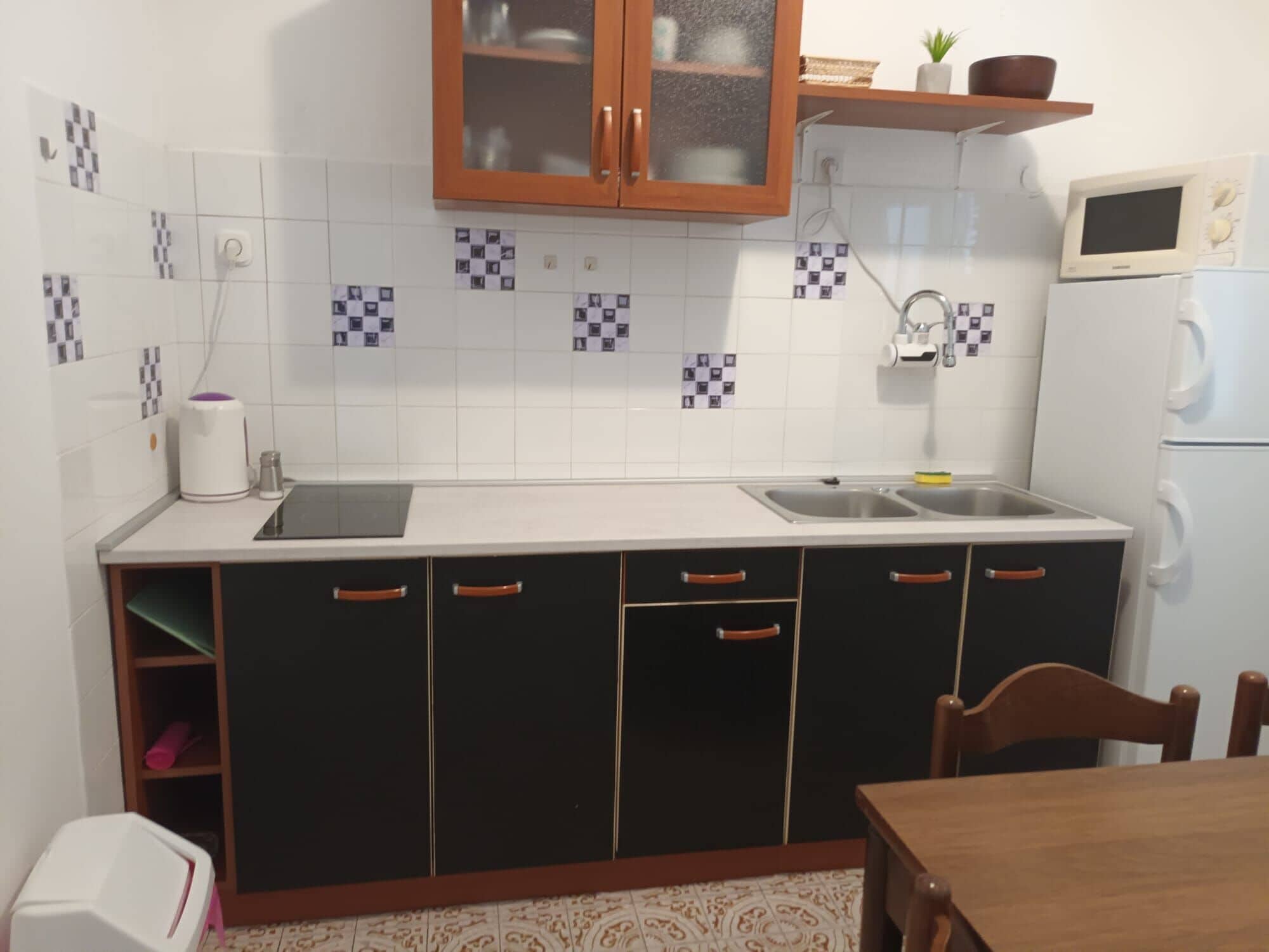 Eigene Küche | Kühlschrank, Mikrowelle, Herdplatte, Wasserkocher