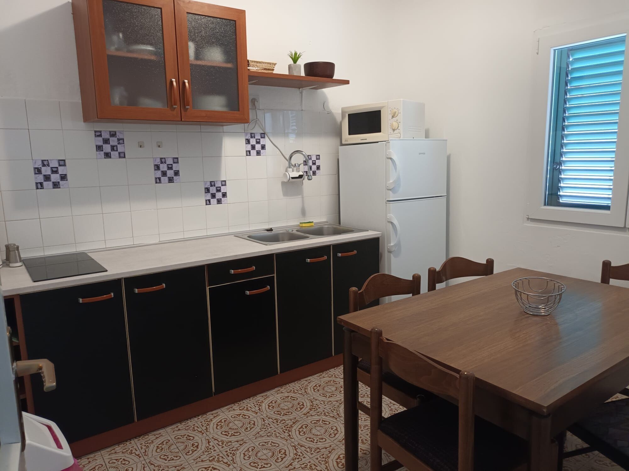 Private kitchen | Fridge, microwave, stovetop, electric kettle