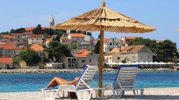 Una spiaggia nelle vicinanze