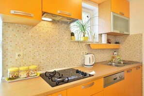 Căn hộ (A1) | Bếp riêng | Tủ lạnh, lò nướng, bếp nấu, máy rửa bát 