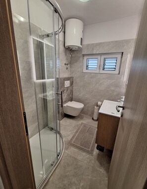 Apartment (A1) | Bathroom | Shower, hair dryer - Apartment Adriatico (Okrug)