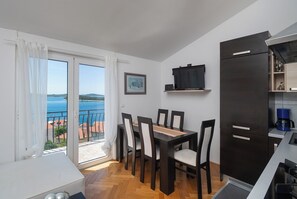 Departamento (A1) | Cocina privada | Refrigerador, parrilla de estufa y tetera eléctrica 