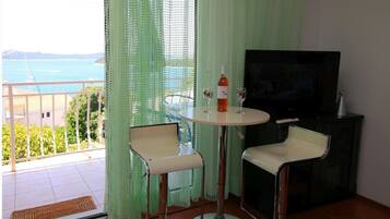 Căn hộ (A2) | Phòng khách