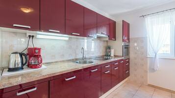 Apartment (A1) | Private kitchen | Fridge, microwave, oven, stovetop